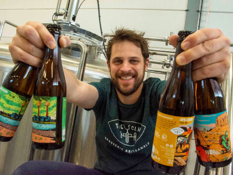 Frederik et des bouteilles de la brasserie artisanale tricyclhop